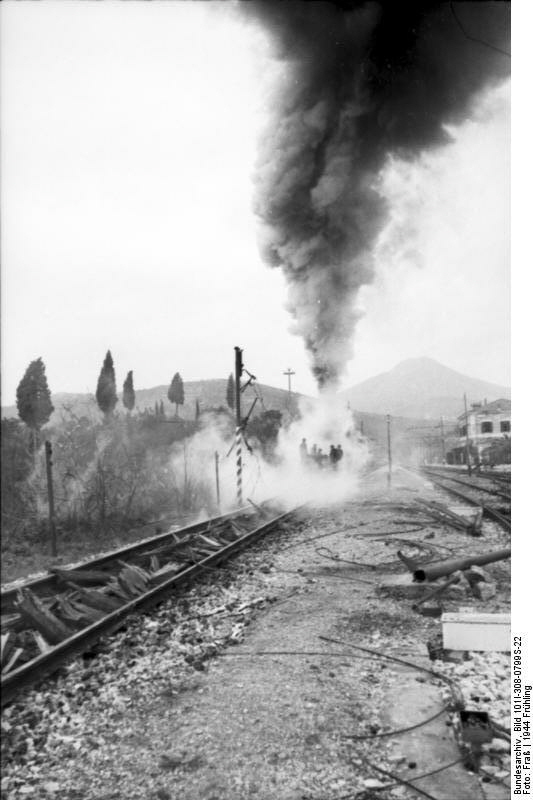 Bundesarchiv_Bild_101I-308-0799S-22,_Italien,_Itri,_Schienenwolf_zerstrt_Gleise