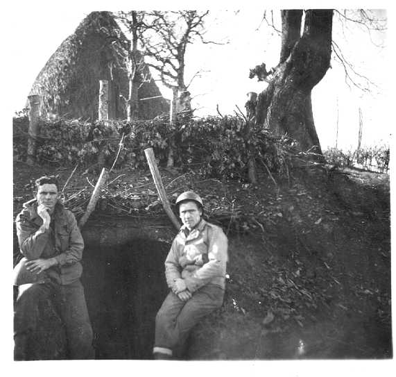 Sgt. N.F. Cole and buddy in a dugout - Foto www.custermen.com