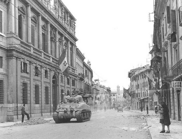 Verona 26 April 1945 M-4 13th ArmBtn1stArmDiv-640