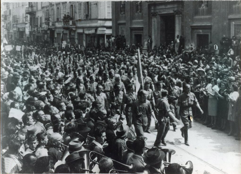 Maggio 1945 - Le brigate combattenti della Resistenza sfilarono per le strade di Parma e davanti al palco d'onore dei comandi partigiani e alleati. Al termine della manifestazione le armi furono riconsegnate e le brigate sciolte.