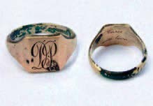 L'anello con le iniziali del sergente Perkins e dentro una dedica: Chris with love