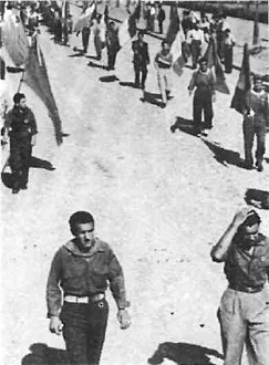 Borgo San Lorenzo, partigiani sfilano in piazza Dante subito dopo la liberazione